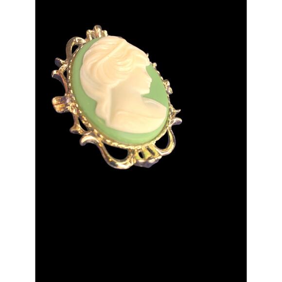 Vintage Signed Gerrys Brooch Pin Cameo White on Green Goldtone 2.25" x 1.5" - Picture 4 of 7